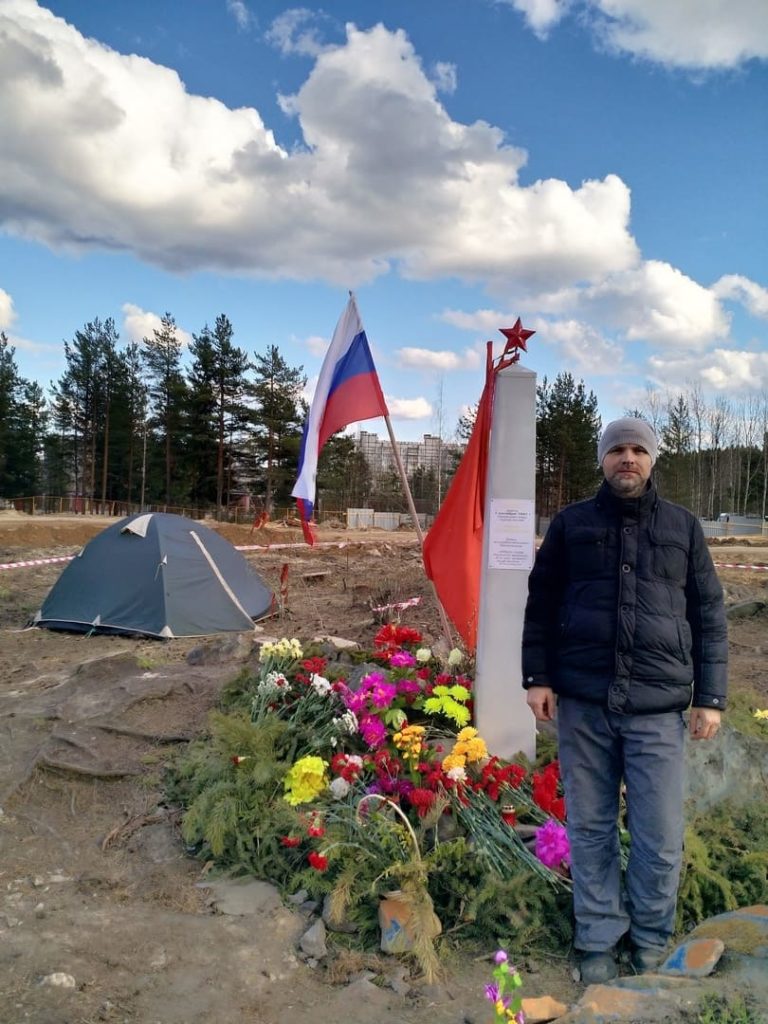 Валерий Алексеев у памятника, установленного 12 апреля 2020 года