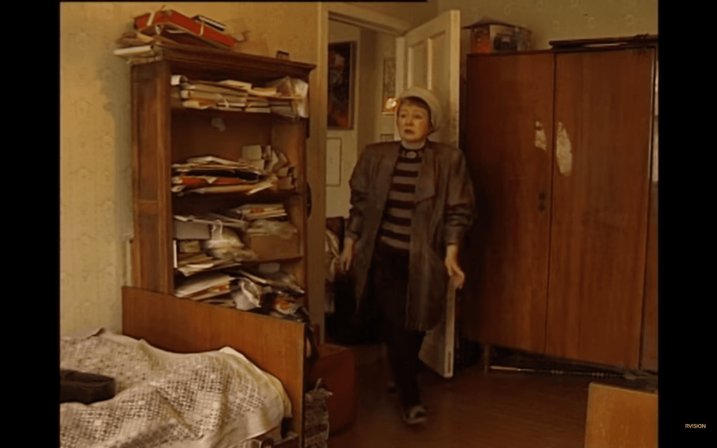 Скриншот из видео: «Горланова, или Дом со всеми неудобствами» (2001) / www.youtube.com